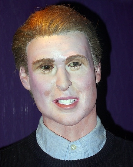 Um dos bonecos mais atuais, do príncipe William (acima), tem muito cabelo e é pálido - Albanpix.com