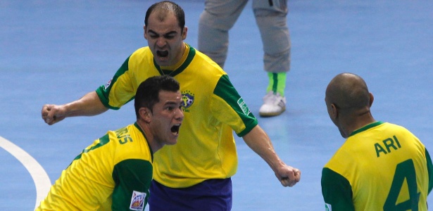 Wilde, Vinicius e Ari comemoram o primeiro gol do Brasil na partida contra o Japão - REUTERS/Chaiwat Subprasom 