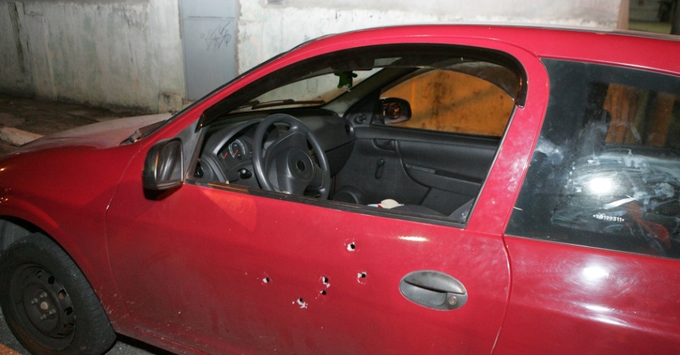 2.nov.2012 - Carro fica crivado de balas após tentativa de homicídio na zona norte de São Paulo (SP). Um homem foi baleado dentro do veículo na rua Teodoro Braga