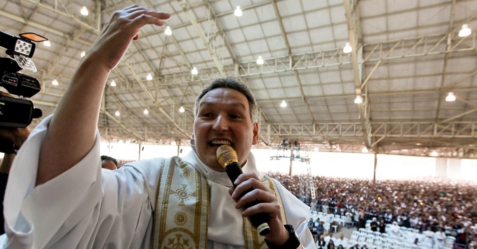 Padre Marcelo abre maior templo católico do Brasil BOL Fotos