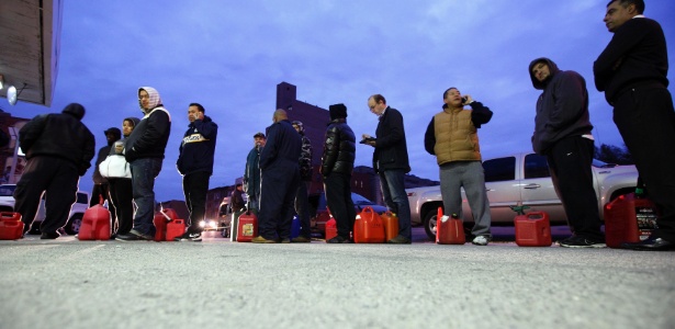 Pessoas esperam por gasolina em uma estação de abastecimento no Brooklyn, em Nova York - Brendan McDermid/Reuters