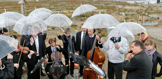 Membros da Filarmônica de Viena fazem apresentação em homenagem a vítimas do tsunami que atingiu o Japão em 2011