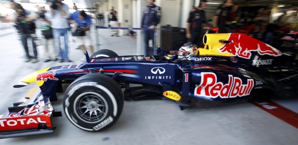 Carro de Sebastian Vettel sai dos boxes nos treinos livres do GP dos Emirados Árabes - Ahmed Jadallah/Reuters