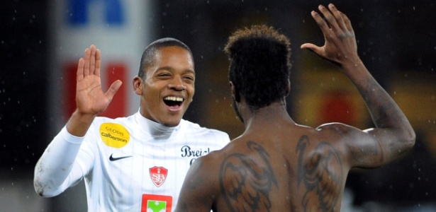Charlison Christina Benschop (e.) e Larsen Toure comemoram gol do Brest - AFP PHOTO / FRED TANNEAU 