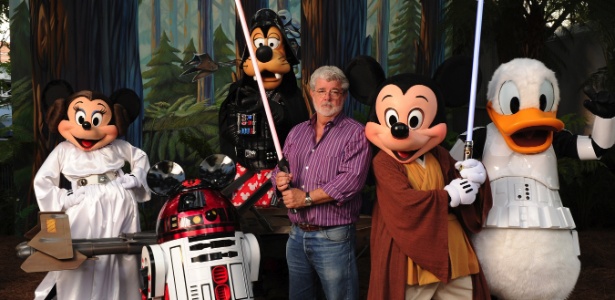 George Lucas em meio a personagens da Disney vestidos com trajes de "Star Wars" - Getty Images