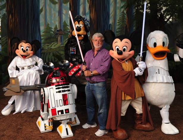George Lucas em meio a personagens da Disney vestidos com trajes de "Star Wars" - Getty Images