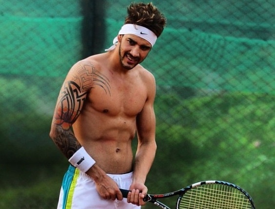 Gusttavo Lima mostra corpão postando foto jogando tênis sem camisa. "Minha nova paixão, to ficando craque", escreveu o cantor (1/11/12)