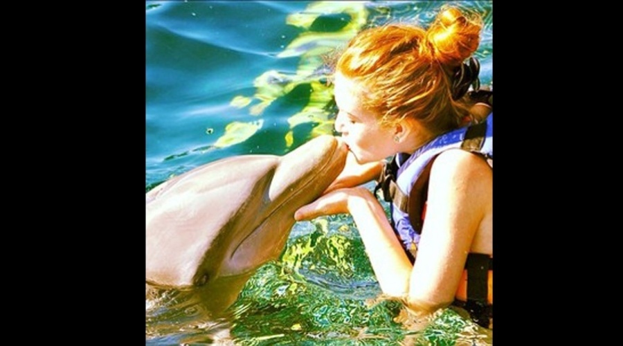 Marina Ruy Barbosa beijou um golfinho durante viagem ao México (2/11/12). A atriz divulgou a imagem por meio de sua página do Twitter