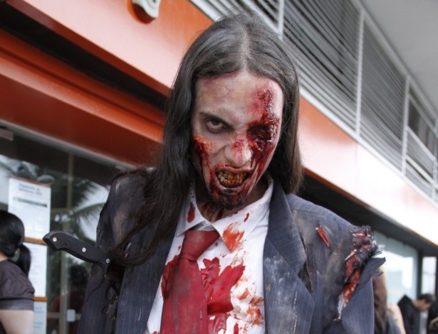 Nesta sexta, feriado de finados, aconteceu a Zombie Walk, passeata na qual pessoas se fantasiam de zumbis, em Copacabana, zona sul do Rio (2/11/12) - AgNews