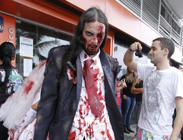 Nesta sexta, feriado de finados, aconteceu a Zombie Walk, passeata na qual pessoas se fantasiam de zumbis, em Copacabana, zona sul do Rio (2/11/12) - AgNews