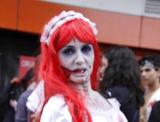 Nesta sexta, feriado de finados, aconteceu a Zombie Walk, passeata na qual pessoas se fantasiam de zumbis, em Copacabana, zona sul do Rio (2/11/12) - AgNews
