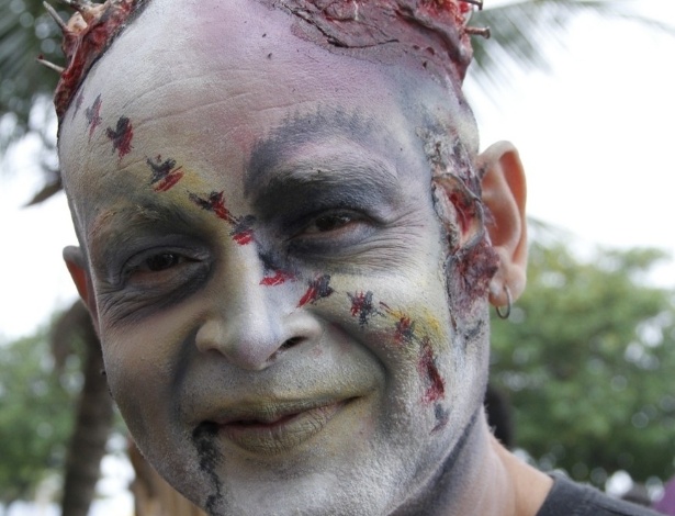 Nesta sexta, feriado de finados, aconteceu a Zombie Walk, passeata na qual pessoas se fantasiam de zumbis, em Copacabana, zona sul do Rio (2/11/12) - AgNews