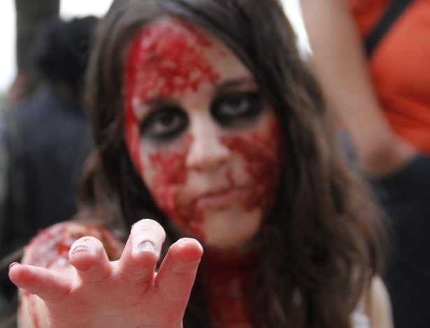Nesta sexta, feriado de finados, aconteceu a Zombie Walk, passeata na qual pessoas se fantasiam de zumbis, em Copacabana, zona sul do Rio (2/11/12) - AgNews