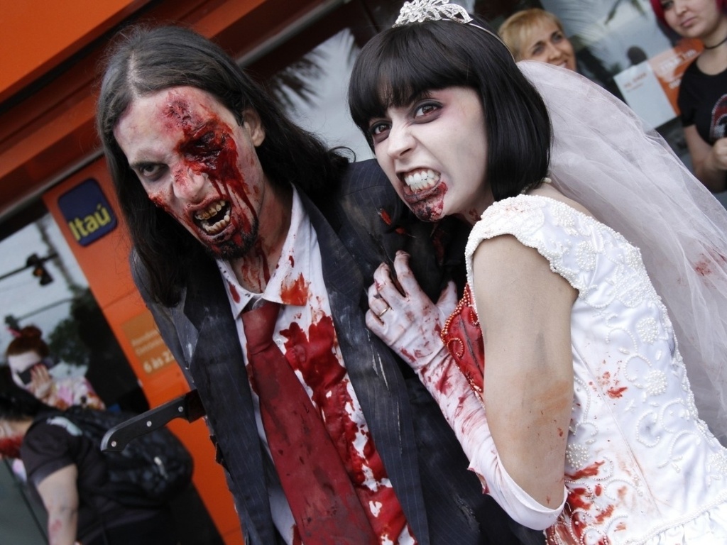 Nesta sexta, feriado de finados, aconteceu a Zombie Walk, passeata na qual pessoas se fantasiam de zumbis, em Copacabana, zona sul do Rio (2/11/12) - AgNews