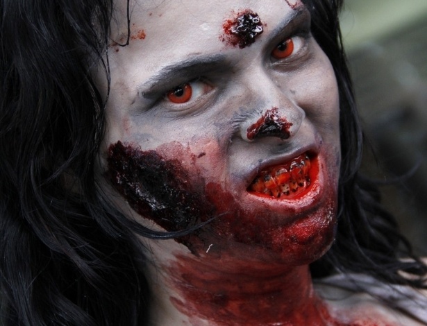 Nesta sexta, feriado de finados, aconteceu a Zombie Walk, passeata na qual pessoas se fantasiam de zumbis, em Copacabana, zona sul do Rio (2/11/12) - AgNews
