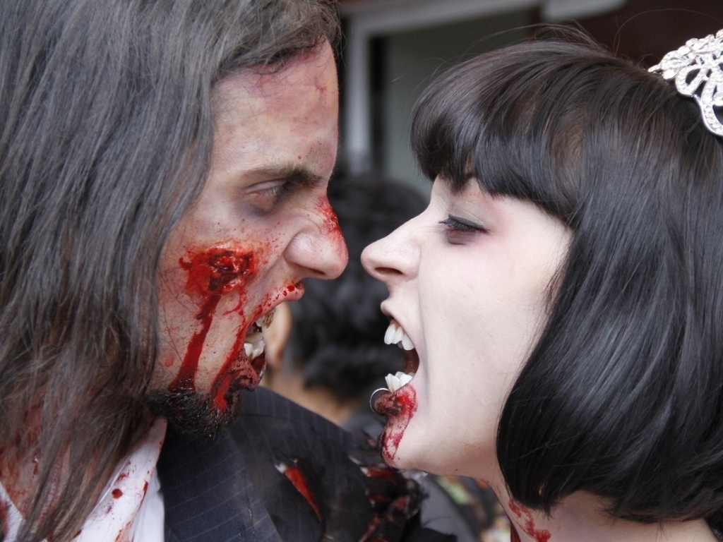 Nesta sexta, feriado de finados, aconteceu a Zombie Walk, passeata na qual pessoas se fantasiam de zumbis, em Copacabana, zona sul do Rio (2/11/12) - AgNews