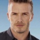 Novembro: Depois de protagonizar inúmeras campanhas vestindo apenas cuecas, David Beckham escolheu um visual mais sóbrio e vestiu camisa e calça pretas para divulgar seu novo perfume, Essence - Divulgação