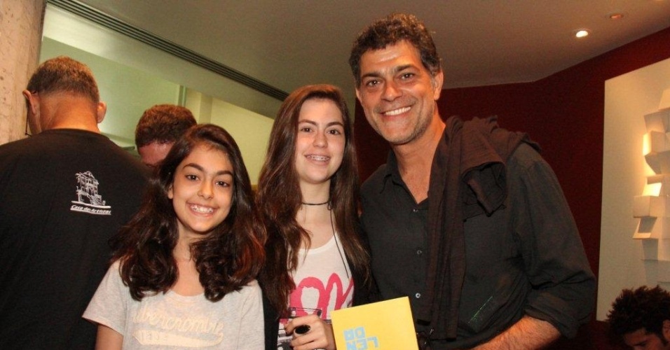 O ator Eduardo Moscovis levou as filhas Gabriela e Sophia ao musical "Gonzagão, A Lenda", de João Falcão, na noite desta sexta-feira, no Rio. (2/11/2012)
