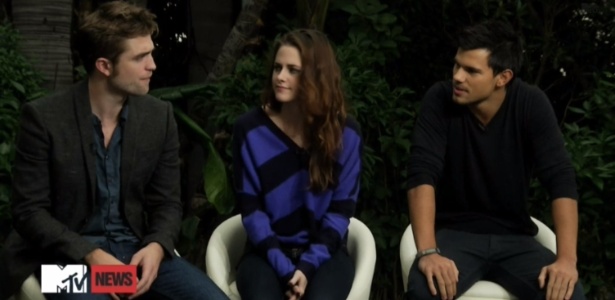 Robert Pattinson, Kristen Stewart e Taylor Lautner durante entrevista à MTV para divulgar "Amanhecer - Parte 2" (1º/11/12)