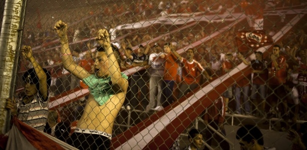 Torcedores do Independiente durante a partida contra a Universidad Católica - AP Photo/Victor R. Caivano