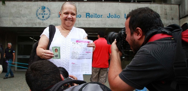 Rosa Cerqueira Montovani, 66, segura inscrição do Enem 2012 - Marco Antônio Teixeira/UOL