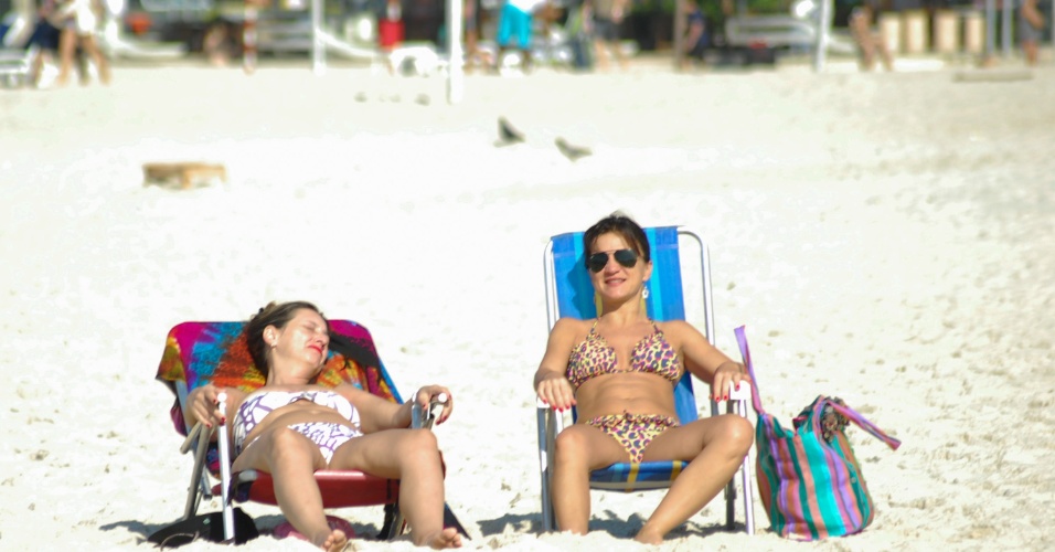 3.nov.2012 - Banhistas aproveitam dia de sol na praia de Copacabana, zona sul do Rio de Janeiro (RJ), na manhã deste sábado (3). Às 16h, os termômetros marcaram 22ºC