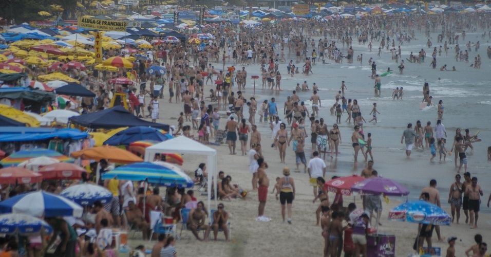 3.nov.2012 - Mesmo com dia nublado, a praia Grande, em Ubatuba, litoral norte de São Paulo, fica lotada na tarde deste sábado (3)