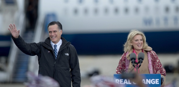 Mitt Romney, candidato republicano à Presidência dos EUA, e sua mulher Ann, participam de comício de campanha, em Portsmouth, New Hampshire