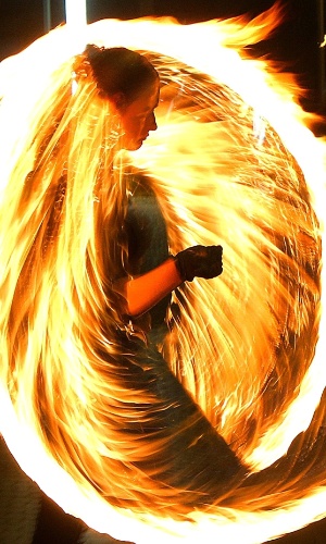 Artista apresenta coreografia com tochas de fogo nas ruas de Vilna, na Lituânia, neste sábado (3)