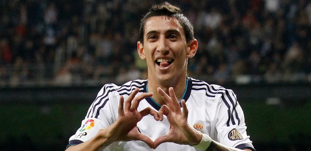 Di Maria comemora gol do Real Madrid de forma romântica, na vitória sobre o Zaragoza - REUTERS/Andrea Comas