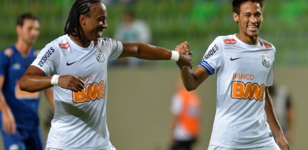 Neymar e Arouca comemoram um dos gols marcados pelo atacante contra o Cruzeiro  - Pedro Vilela/AGIF