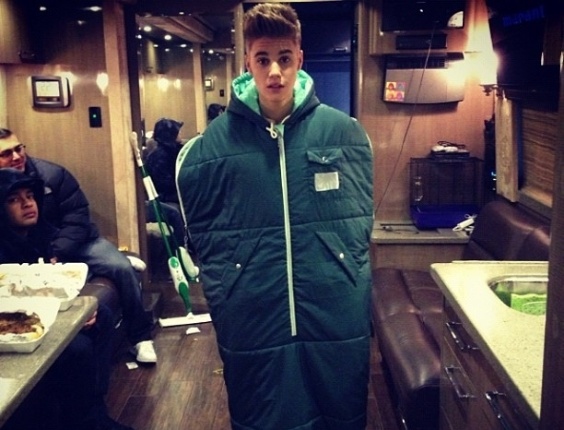 O cantor Justin Bieber postou neste sábado uma foto em que está caminhando "vestido" com um saco de dormir. "Andando num saco de dormir'', escreveu o cantor na rede social. (3/11/2012)