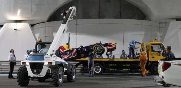 Red Bull de Sebastian Vettel precisou parar na pista e foi recolhida por guincho - Steve Crisp/Reuters