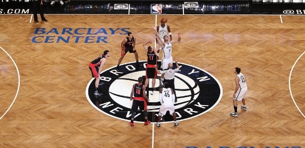 A estreia oficial do Brooklyn Nets em seu ginásio teve vitória dos donos da casa - Alex Trautwig/Getty Images/AFP 
