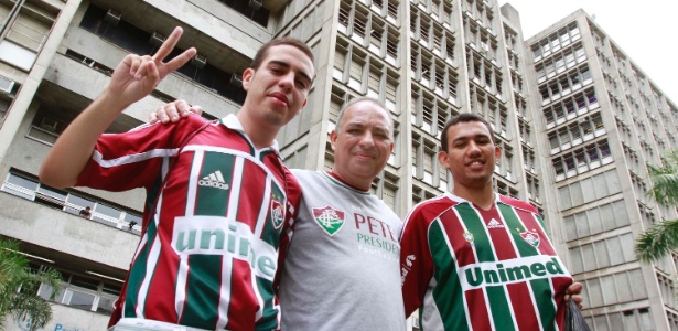 Com um olho na prova e o coração no jogo, candidatos vão para a prova do Enem 2012 com camisa do Fluminense - Marco Antônio Teixeira/UOL