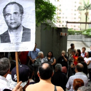 Manifestação no último domingo em São Paulo ocorreu no local onde o militante político Carlos Marighella foi morto há exatos 43 anos - Tonny Campos/Futura Press
