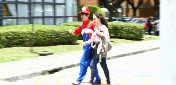 Um rapaz foi fazer prova no segundo dia do Enem 2012 vestido de Super Mario em Curitiba - Heuler Andrey/UOL