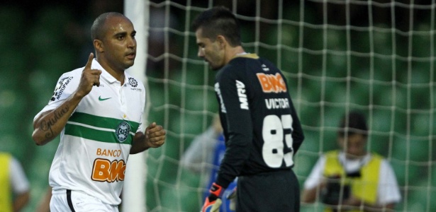 Deivid comemora gol marcado na partida contra o Atlético-MG no Couto Pereira - Heuler Andrey/AGIF