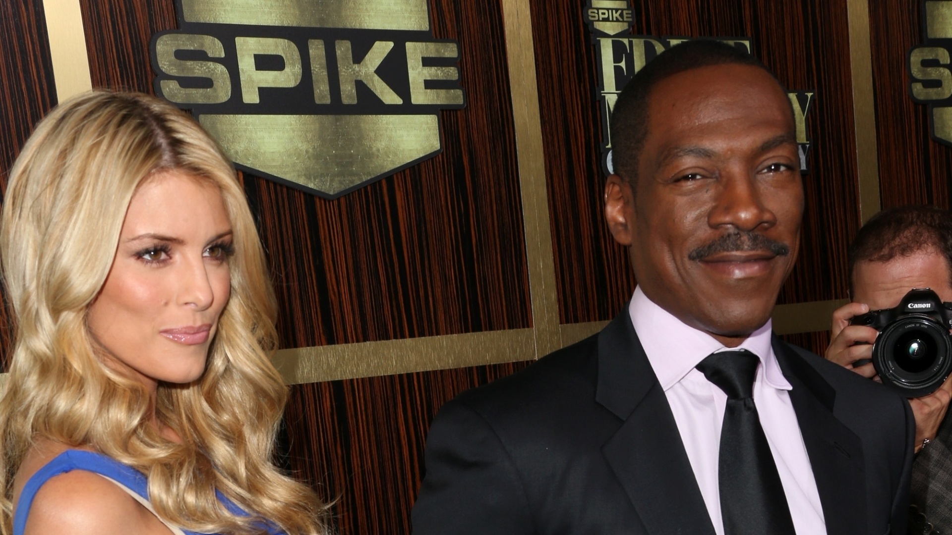 Eddie Murphy chega com a namorada, Paige Butcher, para o especial "Eddie Murphy: One Night Only" do canal Spike, que faz uma homenagem à sua carreira, em Beverly Hills (3/11/12) - Christopher Polk/Getty Images