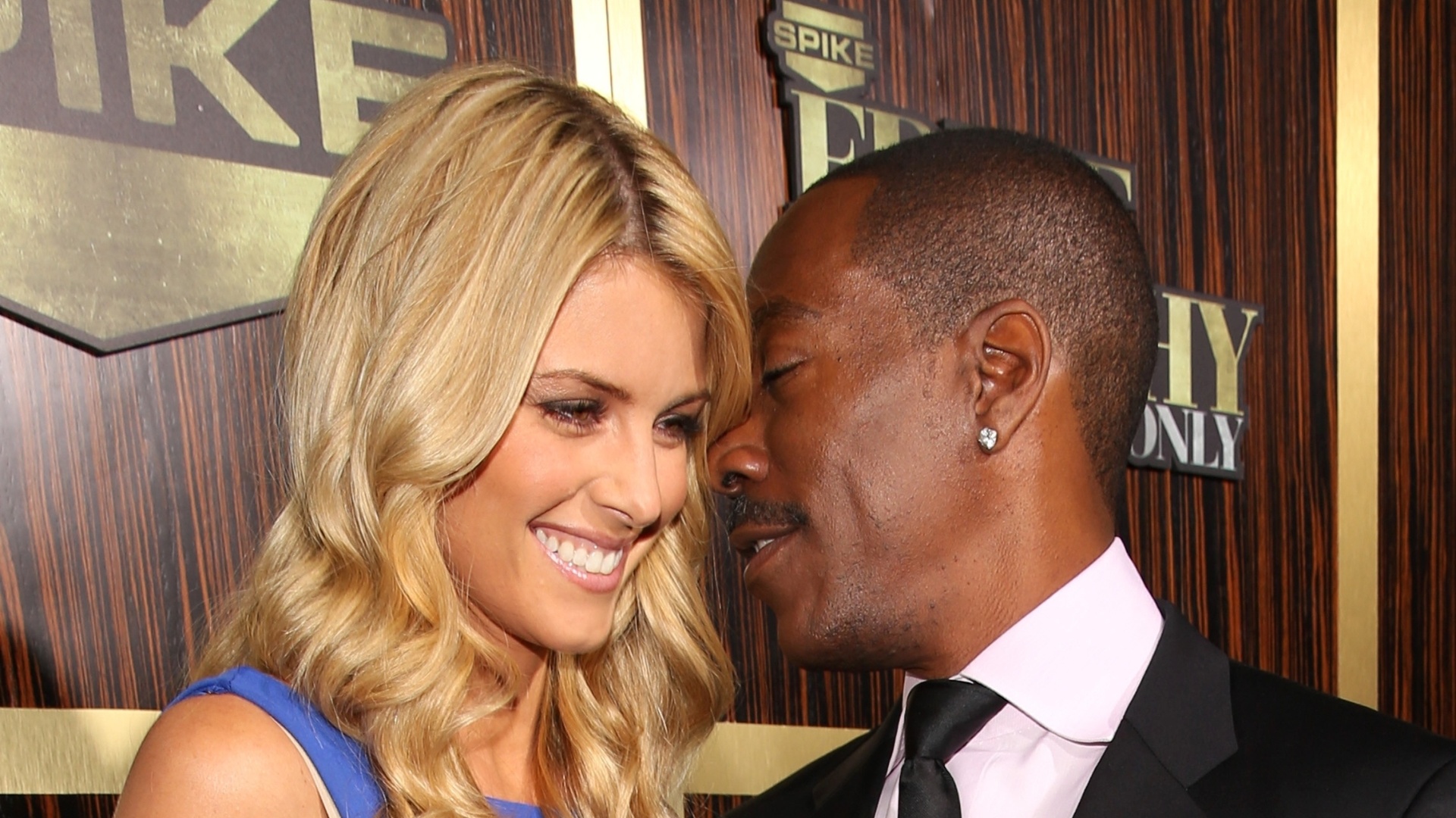 Eddie Murphy chega com a namorada, Paige Butcher, para o especial "Eddie Murphy: One Night Only" do canal Spike, que faz uma homenagem à sua carreira, em Beverly Hills (3/11/12) - Christopher Polk/Getty Images