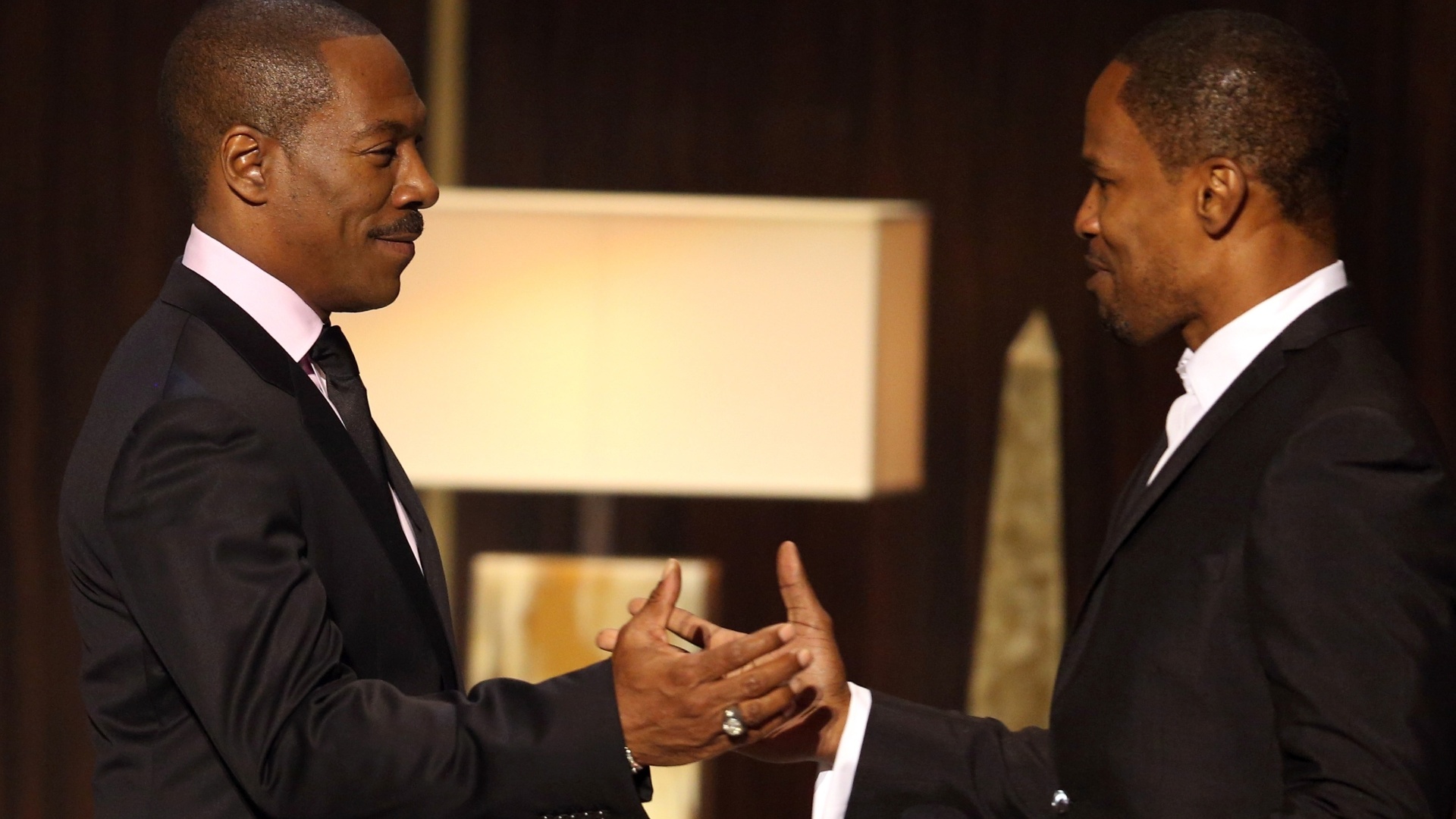 Eddie Murphy cumprimenta Jamie Foxx em programa especial que presta homenagem à sua carreira, em Beverly Hills (3/11/12) - Christopher Polk/Getty Images