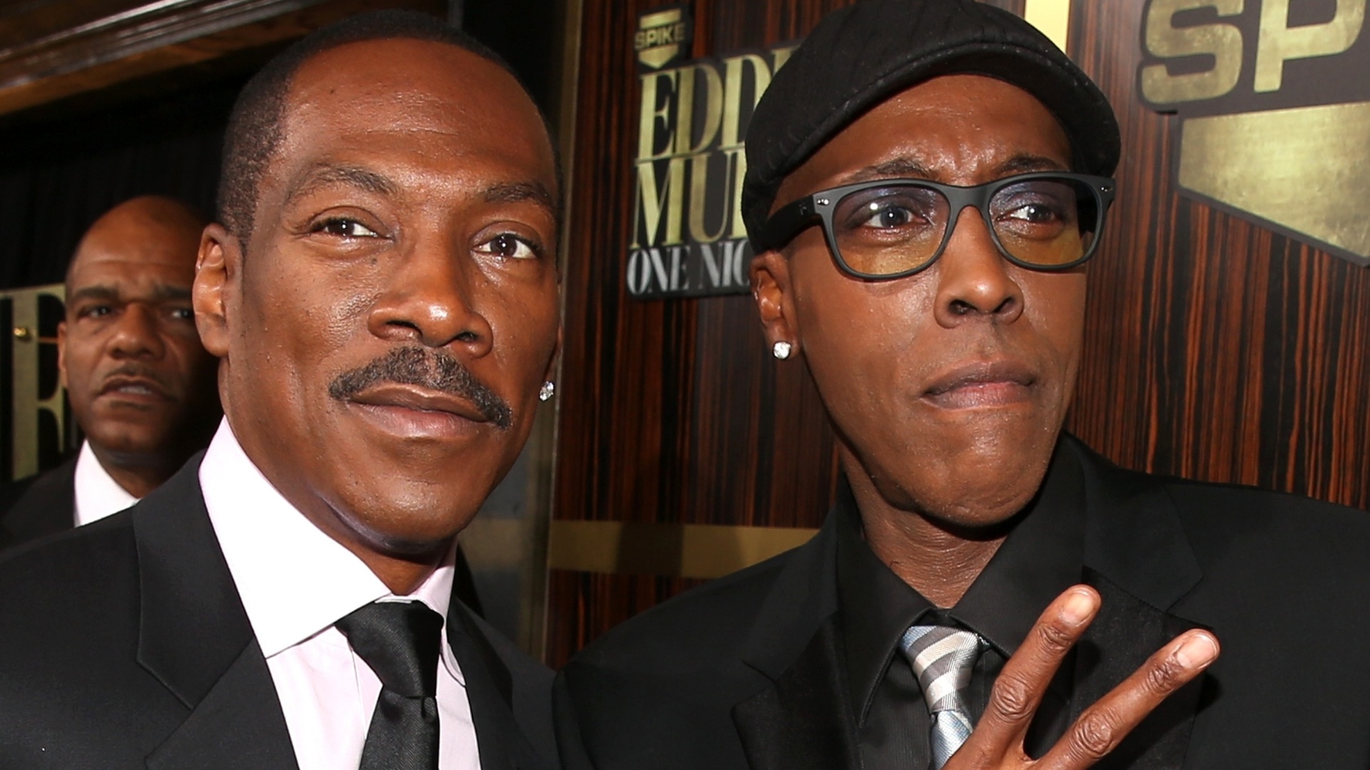 Eddie Murphy posa para fotos com o ator e comediante Arsenio Hall (3/11/12) - Christopher Polk/Getty Images
