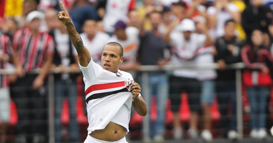 Luis Fabiano comemora gol marcado sobre o Fluminense no Morumbi, o primeiro da partida