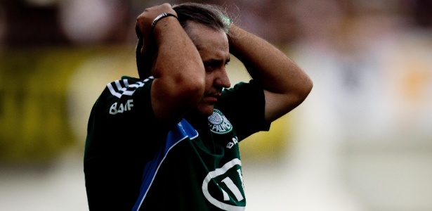 Técnico Gilson Kleina leva as mãos à cabeça durante a partida contra o Botafogo - Ricardo Nogueira/Folhapress