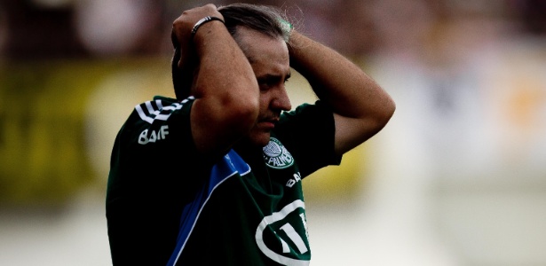 Técnico Gilson Kleina leva as mãos à cabeça durante a partida contra o Botafogo   - Ricardo Nogueira/Folhapress