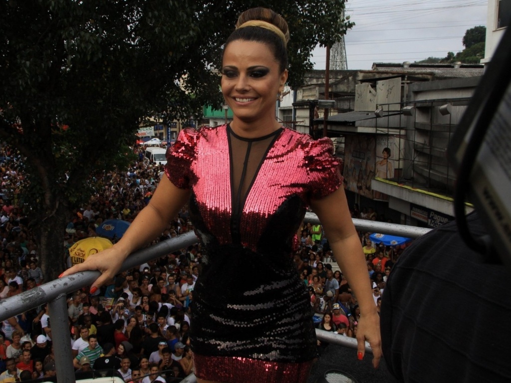 Viviane Araújo participou neste domingo da Parada LGBT em Madureira, no Rio de Janeiro (4/11/2012)