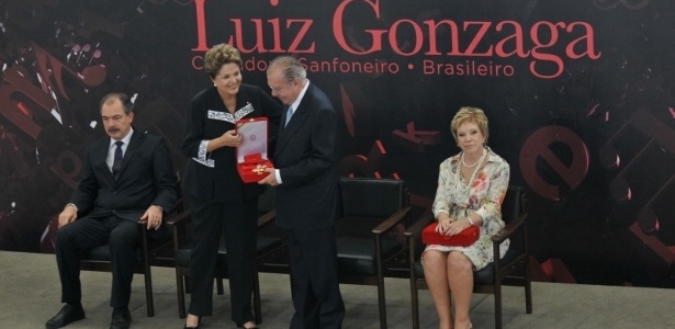 A presidente Dilma Rousseff (à esq.) durante a cerimônia de entrega da Ordem do Mérito Cultural - Antonio Cruz/Agência Brasil 