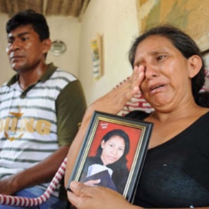 Mãe chora com o retrato de filha que teria sido levada por quadrilha que explora o tráfico de pessoas no AM