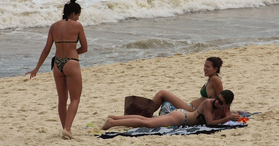 5.nov.2012 - Em tarde em que termômetros marcam 27ºC às 16h, banhistas aproveitam praia de Ipanema, na cidade do Rio de Janeiro (RJ)