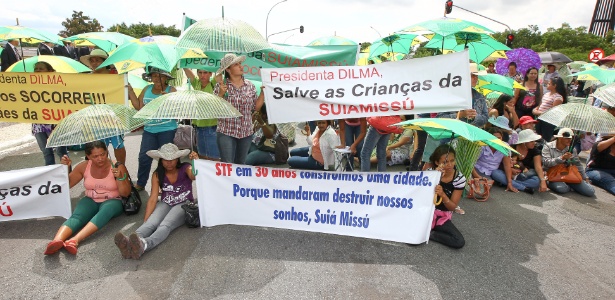 Manifestantes protestaram em frente ao Palácio do Planalto contra a desocupação de uma área na região de Posto da Mata, em Mato Grosso, onde índios Marãiwatsédé vivem - Sergio Lima/Folhapress